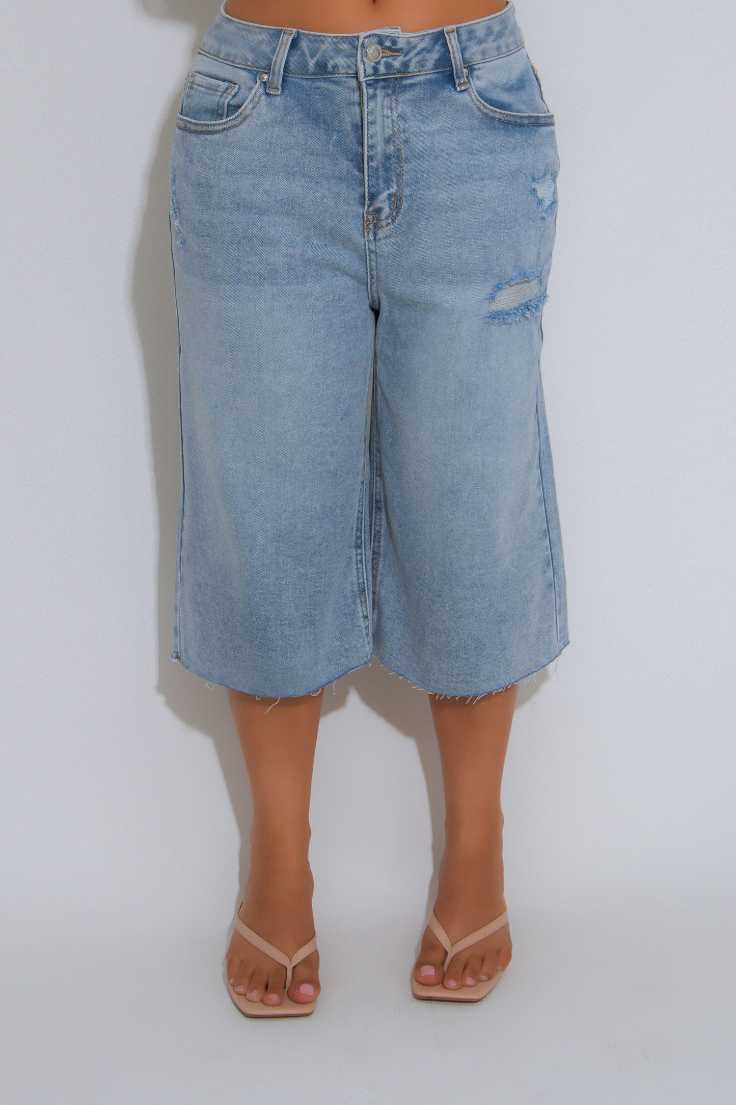 Off Duty Distress Capri Light Denim